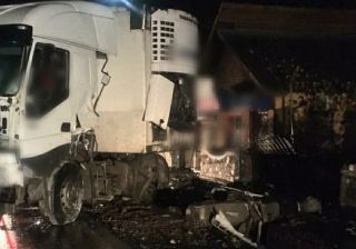 Mai multe case din Dâmbovița au rămas fără gard, după ce doua tiruri s-au ciocnit și au intrat în acestea!