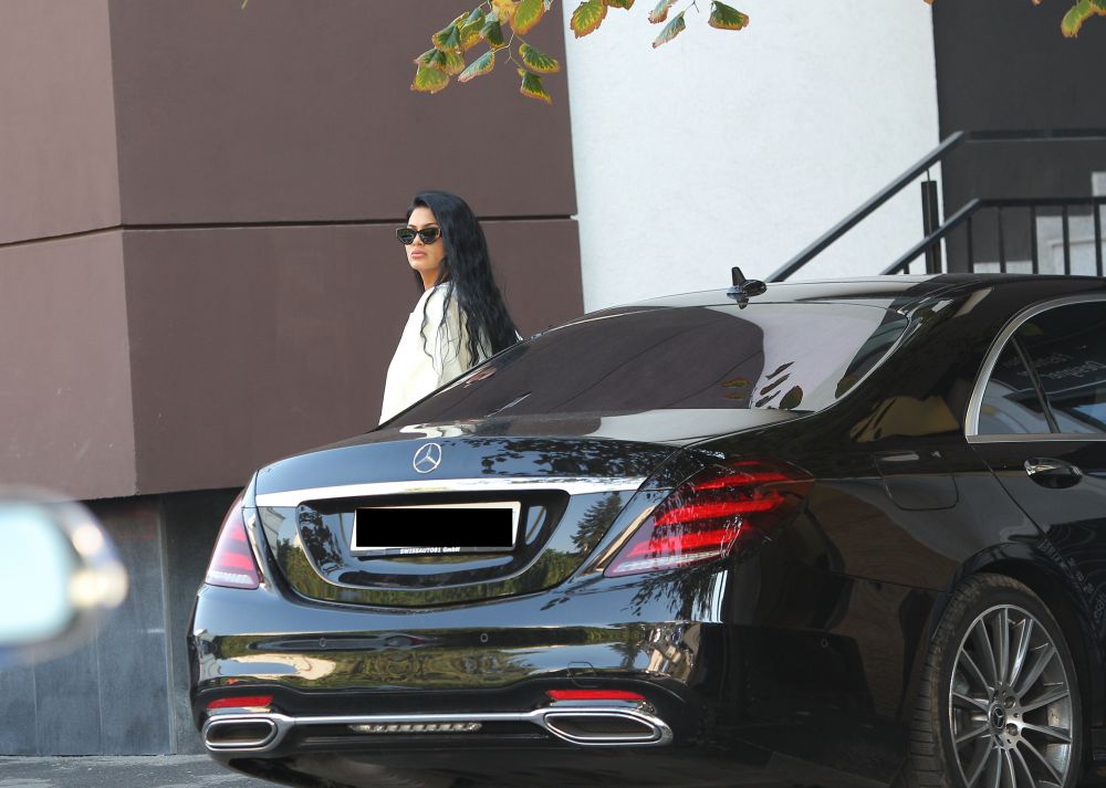 ”Regina” lui Florin Salam e ce trebuie: Mercedes top, ochelari Christian Dior (450 €) & adidași Yeezy Boost (2.400 €)