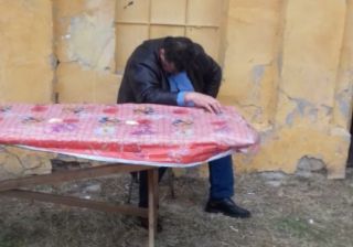 Directorul unui liceu din Calafat, este beat mort la școală. Cum a fost filmat și ce spune în apărarea lui – VIDEO