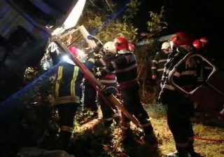 Un microbuz care transporta persoane a fost acroșat de un tir pe DN 2 A! COD ROȘU – VIDEO